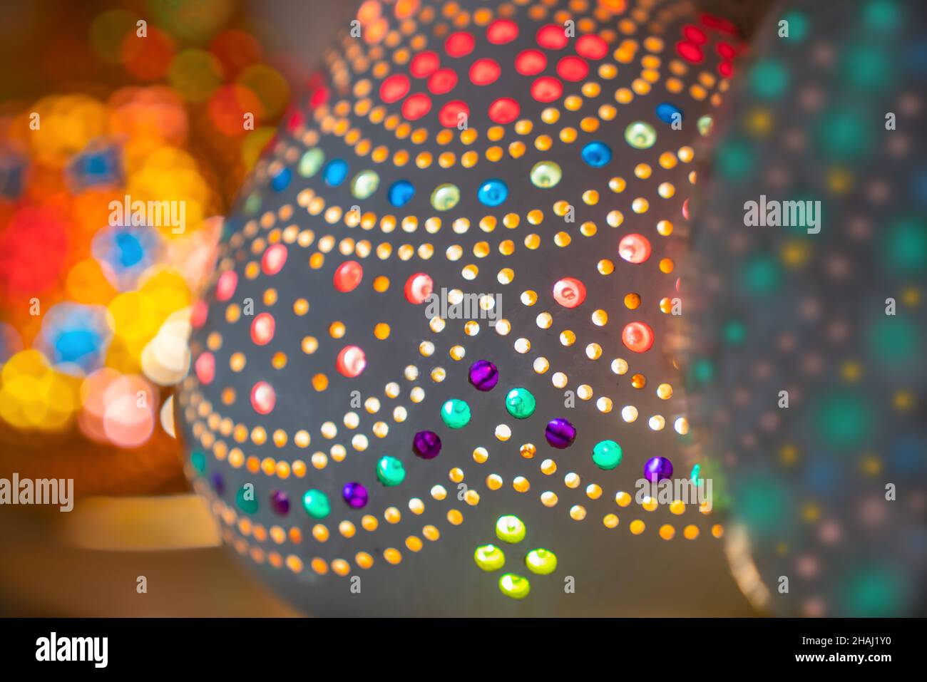 Concetto di colore orientale e design. Le lanterne orientali brillano con luci multicolore al buio. Fiaba orientale. Foto Stock