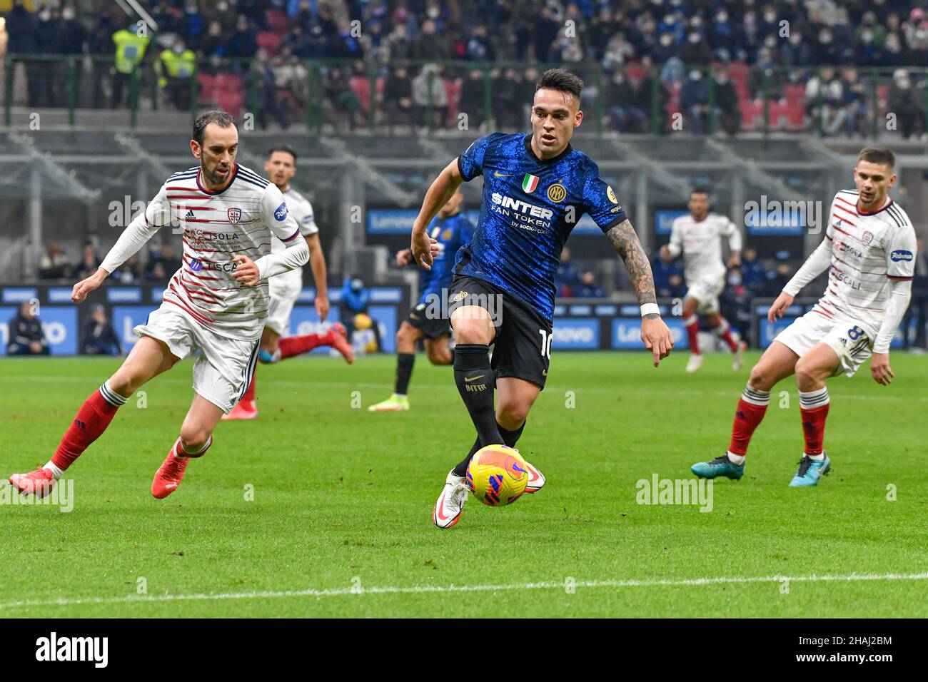 Milano, Italia. 12th Dic 2021. Lautaro Martinez (10) di Inter e Diego Godin (2) di Cagliari ha visto durante la serie un incontro tra Inter e Cagliari a Giuseppe Meazza di Milano. (Photo Credit: Gonzales Photo/Alamy Live News Foto Stock