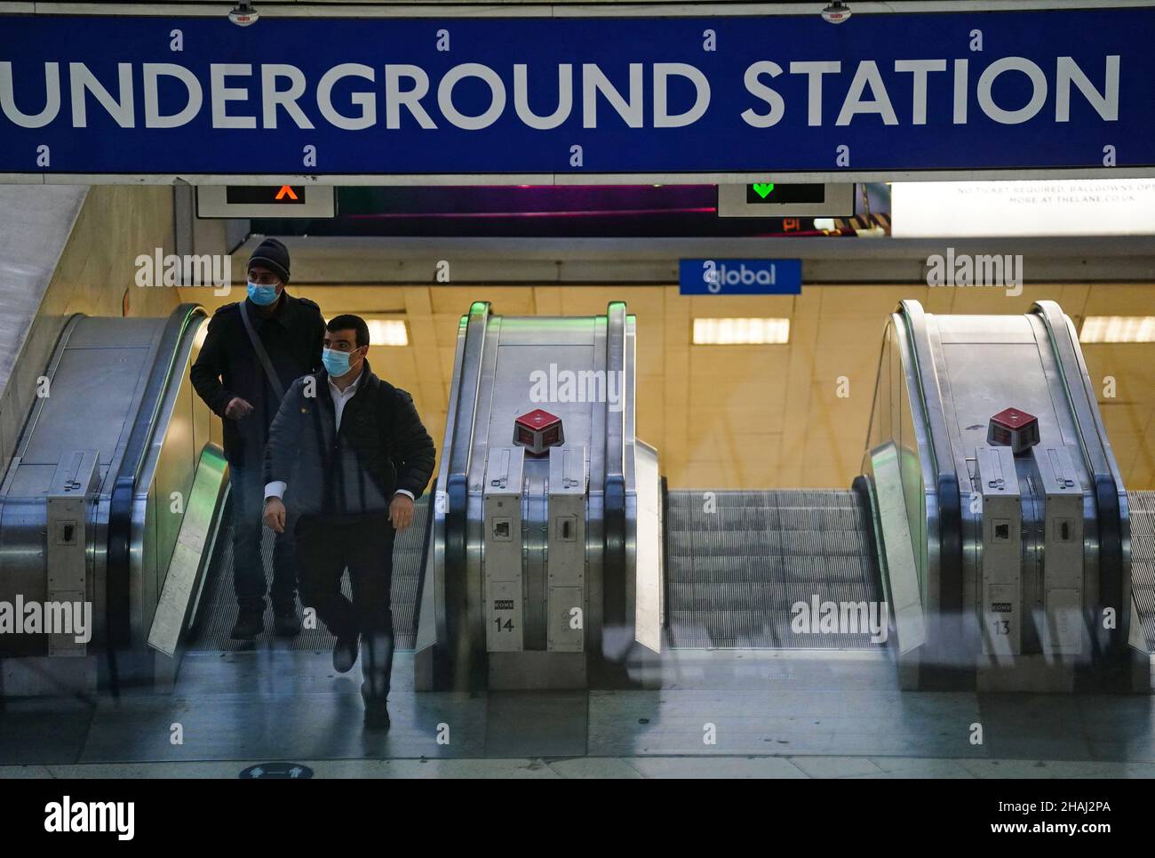 La gente alla stazione di Waterloo di Londra come lavoro dalla guida domestica dal governo ha cominciato lunedì. Il livello di allerta del Covid britannico è stato portato al livello 4, a partire dal livello 3, a seguito del rapido aumento del numero di casi Omicron registrati. Data foto: Lunedì 13 dicembre 2021. Foto Stock