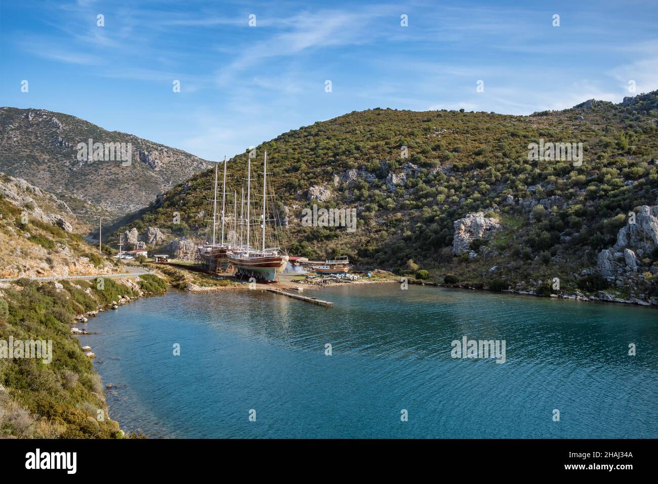 Barche a vela d'epoca in una splendida baia sul Mediterraneo in Turchia Foto Stock