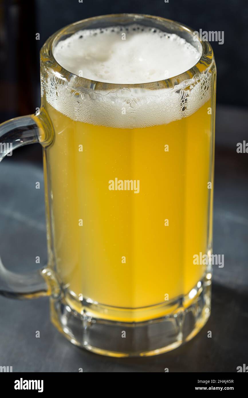 Rinfrescante birra Lager in un abbraccio pronto per bere Foto Stock