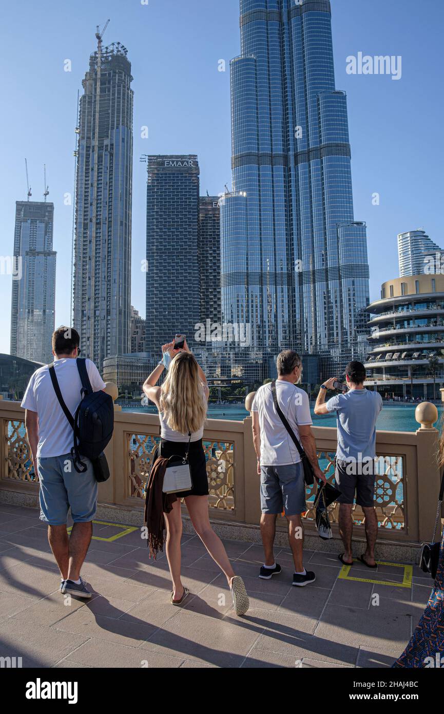 Turisti che scattano fotografie con lo sfondo del Burj Khlaifa, Dubai, 2021 Foto Stock
