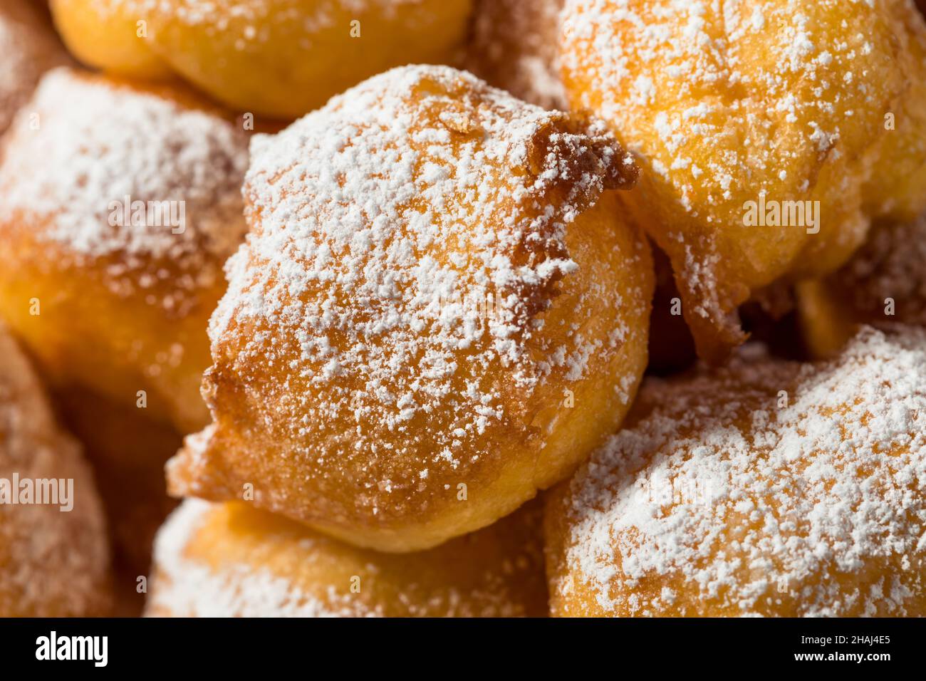 Ciambelle di zeppole italiane fatte in casa con zucchero in polvere per Natale Foto Stock