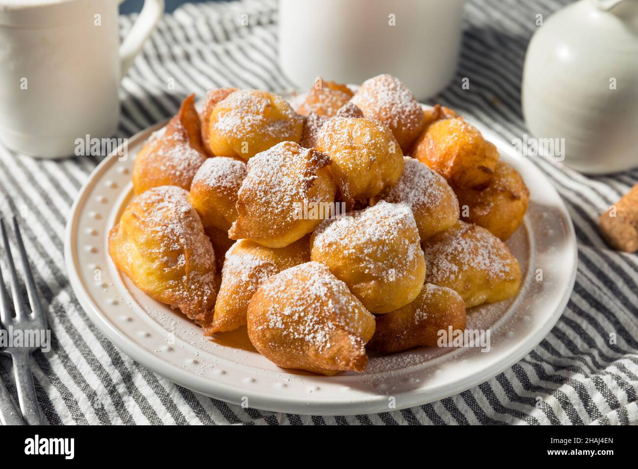 Ciambelle di zeppole italiane fatte in casa con zucchero in polvere per Natale Foto Stock