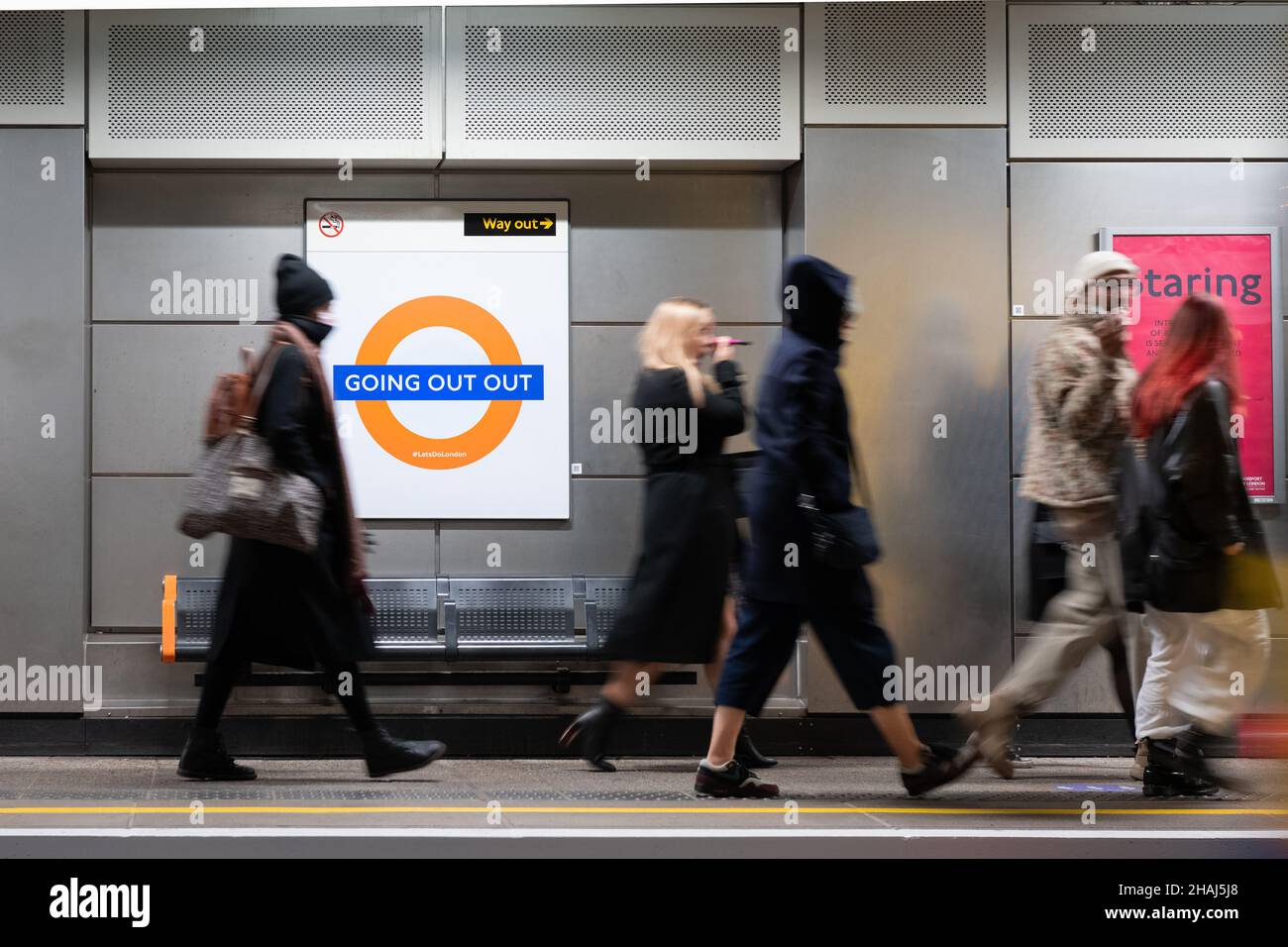Stazione di Shoreditch High Street, 'uscire' roundel sulla piattaforma. Novembre 3, 2021. Foto: Eleanor Bentall Tel: +44 7768 377413. NB: NESSUN CONSENSO Foto Stock