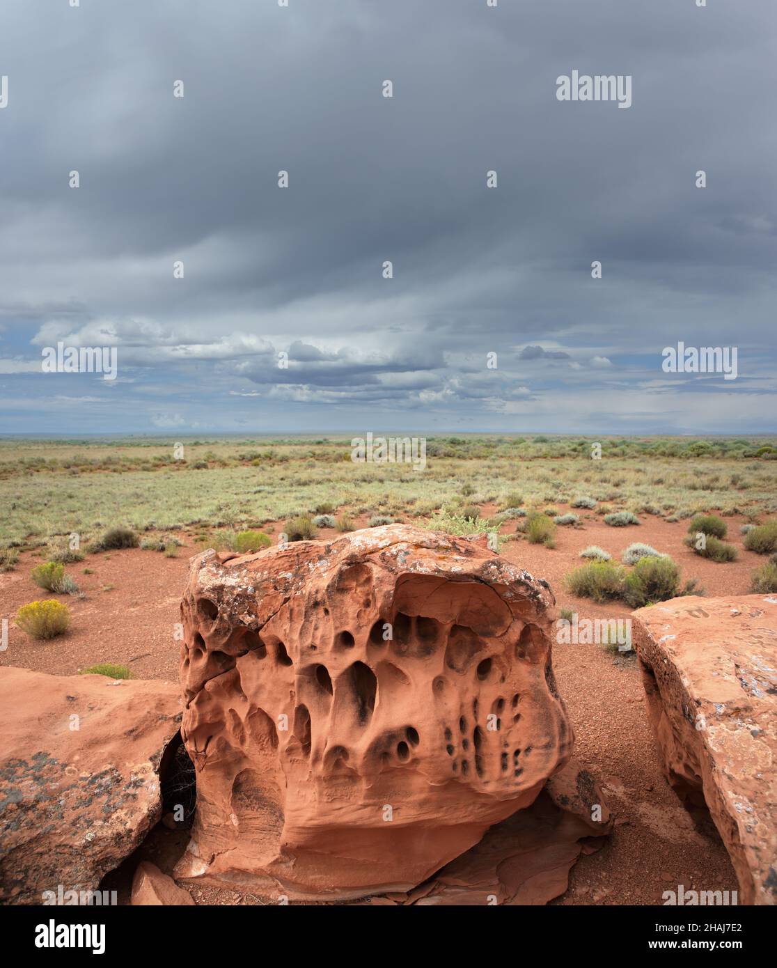 Un grande masso rosso di pietra arenaria di Coconino sulle praterie vicino al cratere Meteor vicino Winslow nell'Arizona settentrionale, Stati Uniti. Foto Stock