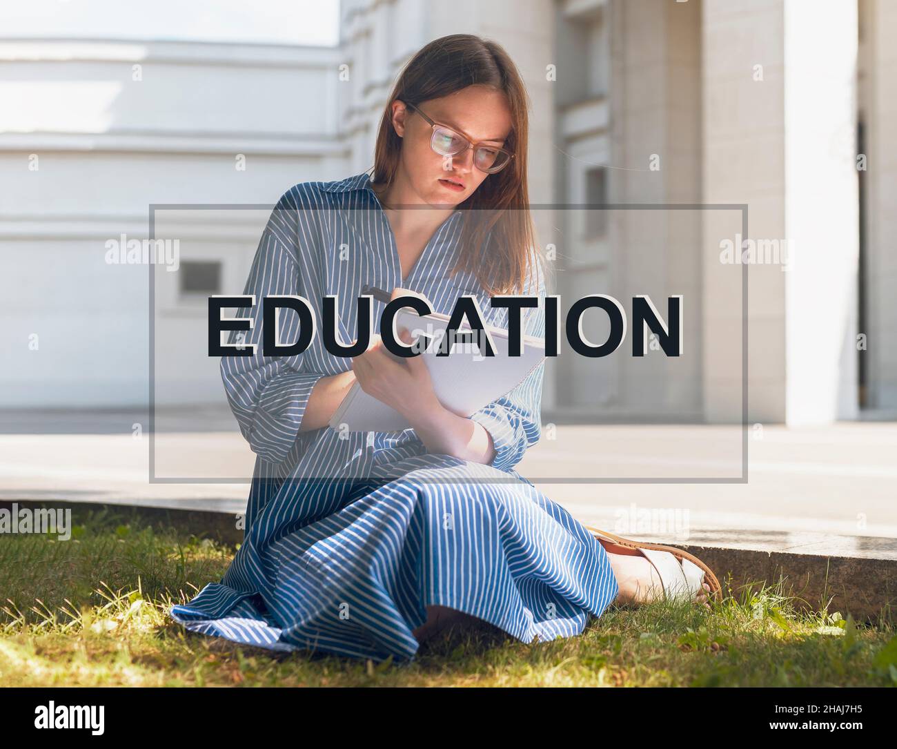 Educazione parola sopra foto con donna che studia all'aperto. Foto Stock