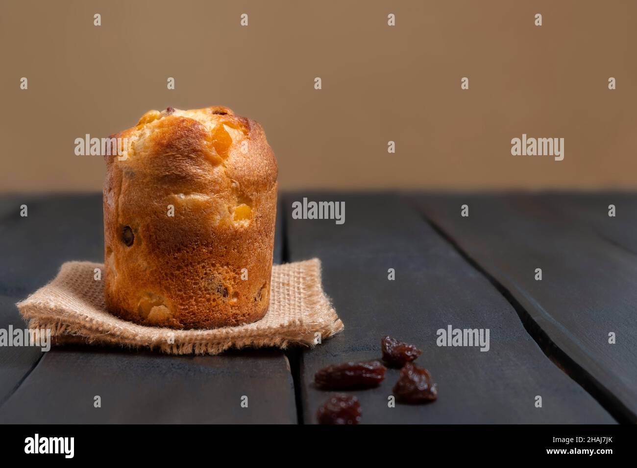 Classico dessert panettone con uvetta su tavola di legno, spazio copia Foto Stock