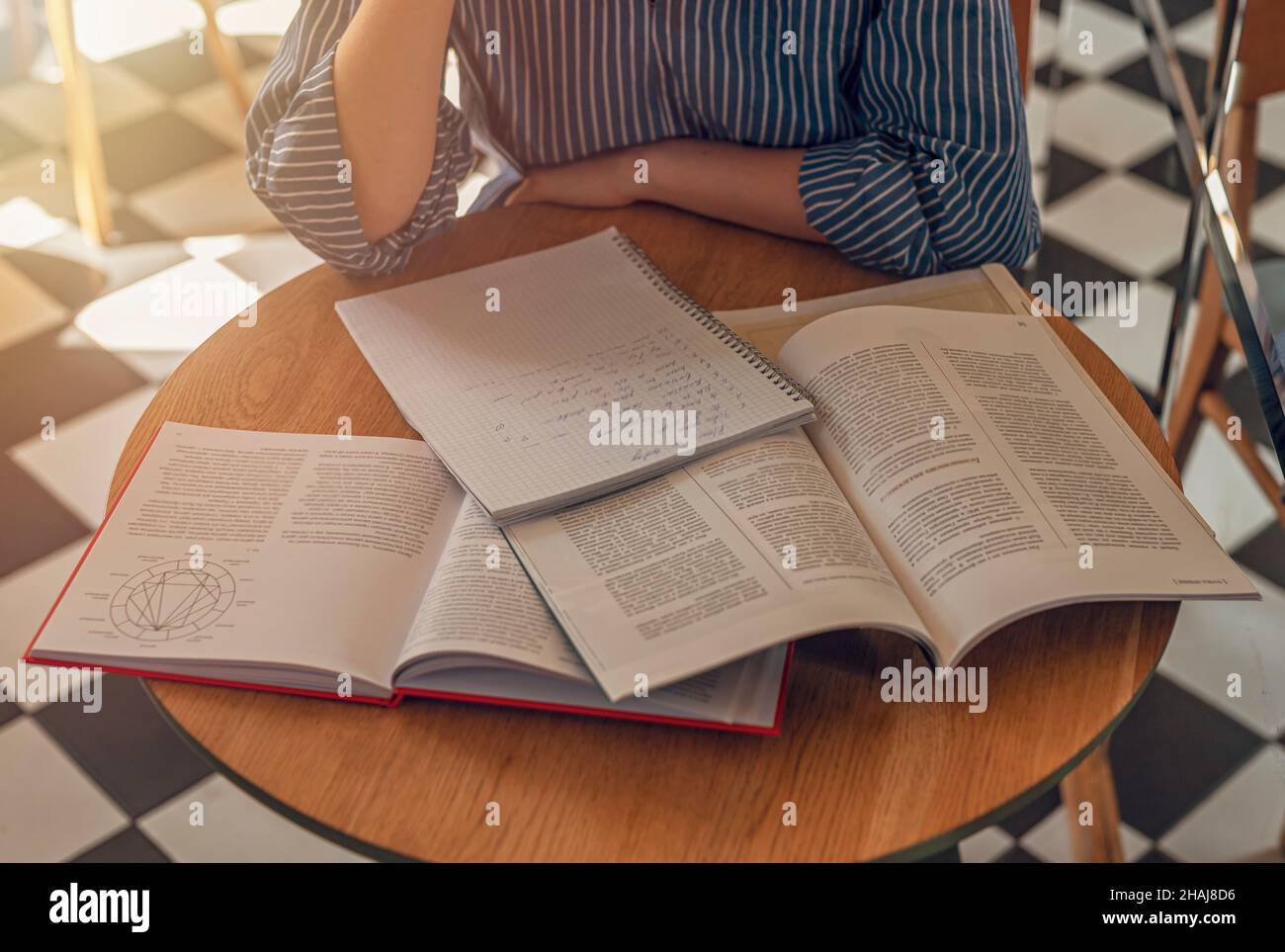 Minsk, Bielorussia - Ottobre 30 2021 Lotto libri su scrivania in legno in un moderno caffè o biblioteca. Concetto di ricerca e ricerca di risposte nei libri di testo. Foto Stock