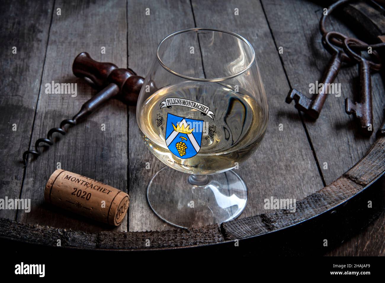 PULIGNY-MONTRACHET 2020 viaggio degustazione vino francese situazione in cantina degustazione con bicchiere di Puligny-Montrachet vino bianco Borgogna Cote d'Or Foto Stock