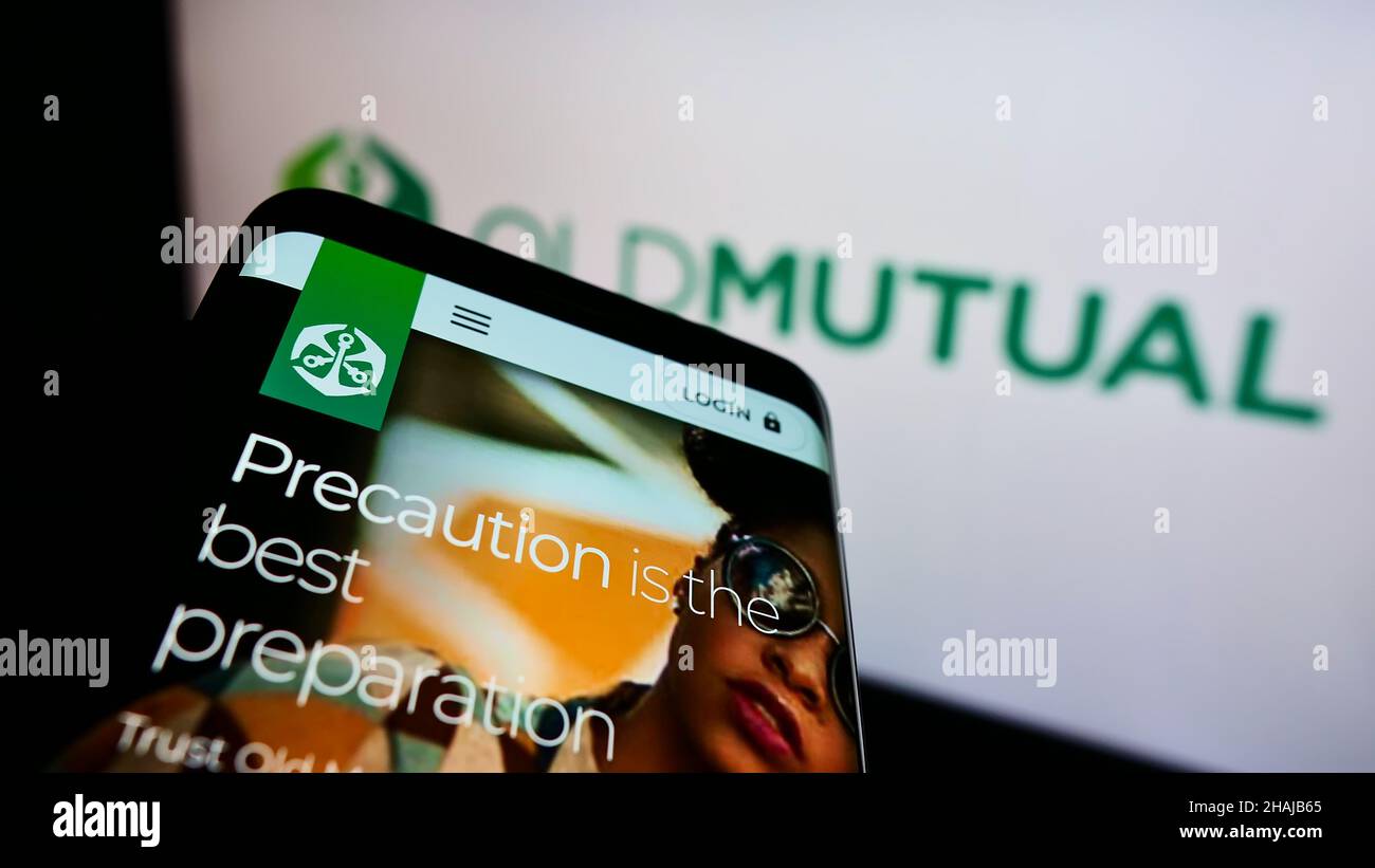 Smartphone con pagina web della società finanziaria africana Old Mutual Limited (OML) sullo schermo di fronte al logo. Mettere a fuoco sulla parte superiore sinistra del display del telefono. Foto Stock