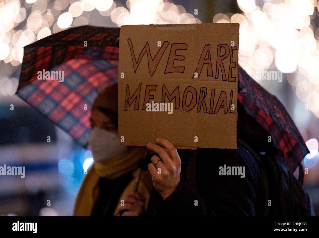 Berlino, Germania. 13th Dic 2021. Un partecipante al raduno contro la minaccia di scioglimento dell'organizzazione russa per i diritti umani Memorial ha apposta un cartello con l'iscrizione "Wie are Memorial" davanti all'ambasciata russa. L'organizzazione, fondata alla fine del 1980s, opera, tra l'altro, per i prigionieri politici e per la rivalutazione dei crimini stalinisti e nazisti nell'ex Unione Sovietica. Credit: Monika Skolimowska/dpa-Zentralbild/dpa/Alamy Live News Foto Stock