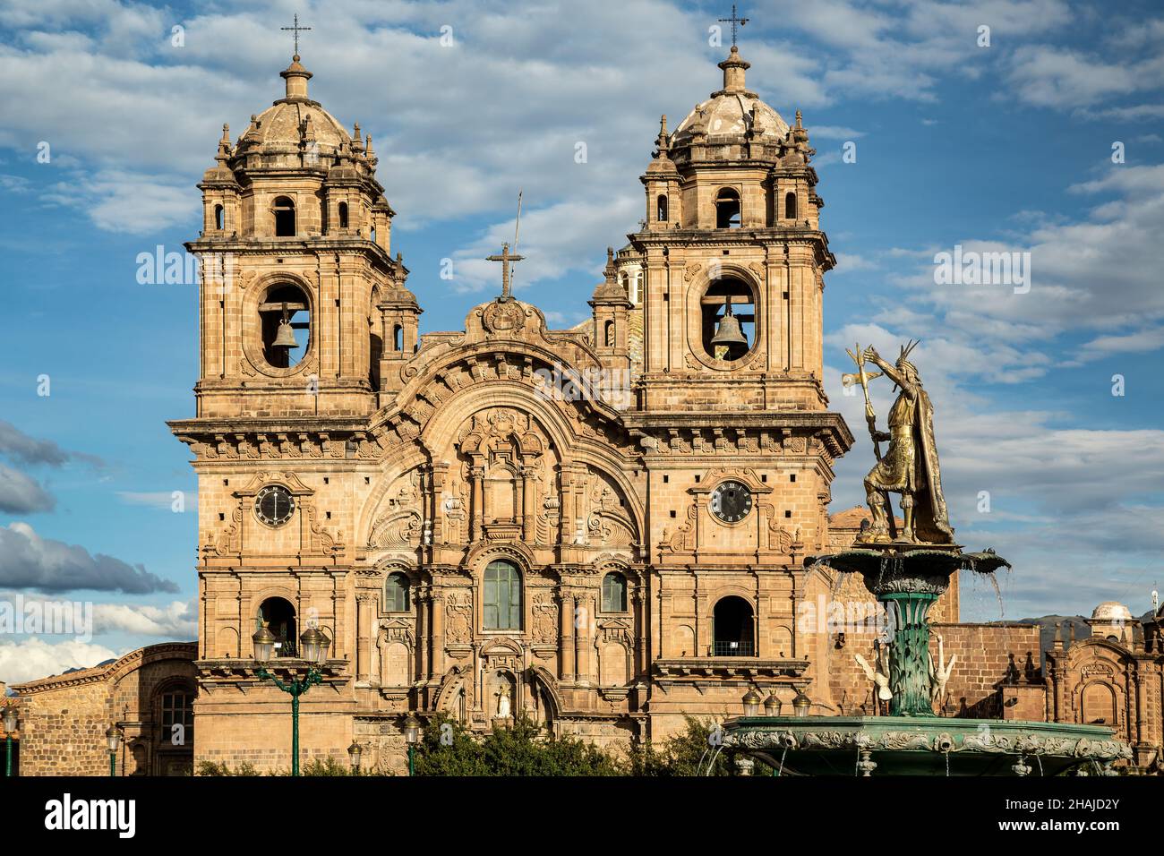 Chiesa della Società di Gesù (la Compania de Jesus) e statua di Pachacutec, Plaza de Armas, Cusco, Perù Foto Stock
