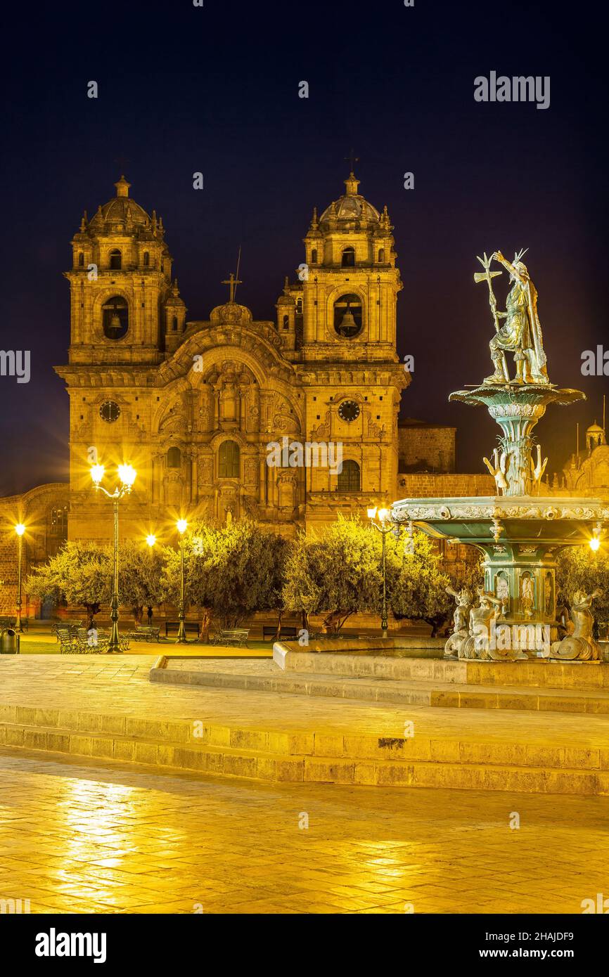 Chiesa della Società di Gesù (la Compania de Jesus) e statua di Pachacutec, Plaza de Armas, Cusco, Perù Foto Stock