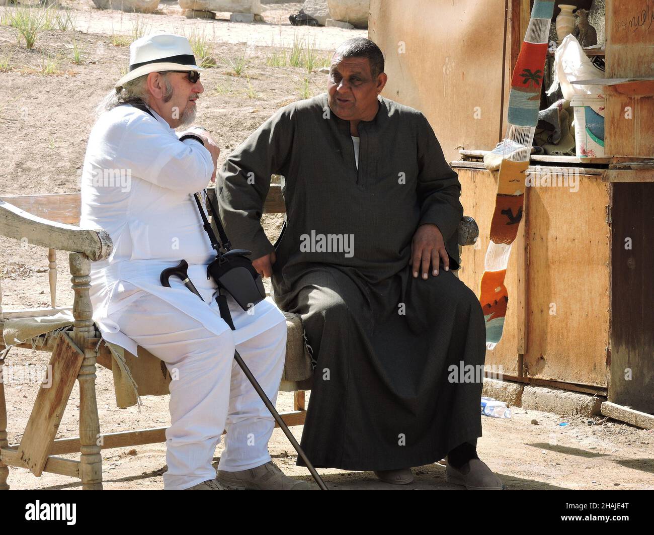 Mit Rahinah, Egitto - Marzo 25 2015 - incontro amichevole tra culture diverse. Un turista tedesco sta parlando con un venditore egiziano Foto Stock