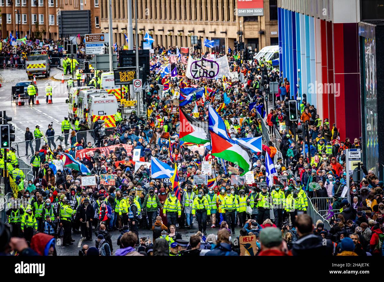 Giornata globale d'azione per la giustizia climatica COP26 Glasgow, Scozia, Regno Unito. 6th novembre 2021. Manifestanti di massa che si avvicinano al centro di Glasgow. Foto Stock