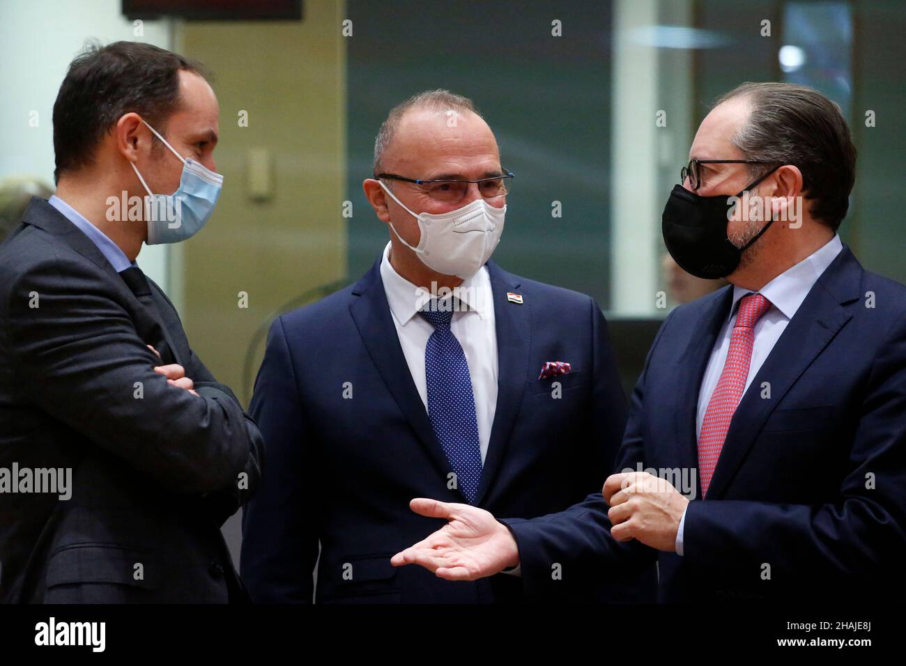 Bruxelles, Belgio. 13th Dic 2021. Il ministro degli Esteri sloveno Anze LOGAR (a sinistra), il ministro degli Esteri croato Gordan GRLIC-RADMAN (al centro) e il ministro degli Esteri austriaco Alexander SCHALLENBERG (a destra) in una tavola rotonda del Consiglio "Affari Esteri" (CAF) presso la sede dell'UE a Bruxelles (Belgio), 13 dicembre 2021. (Credit Image: © Valeria Mongelli/ZUMA Press Wire) Credit: ZUMA Press, Inc./Alamy Live News Foto Stock