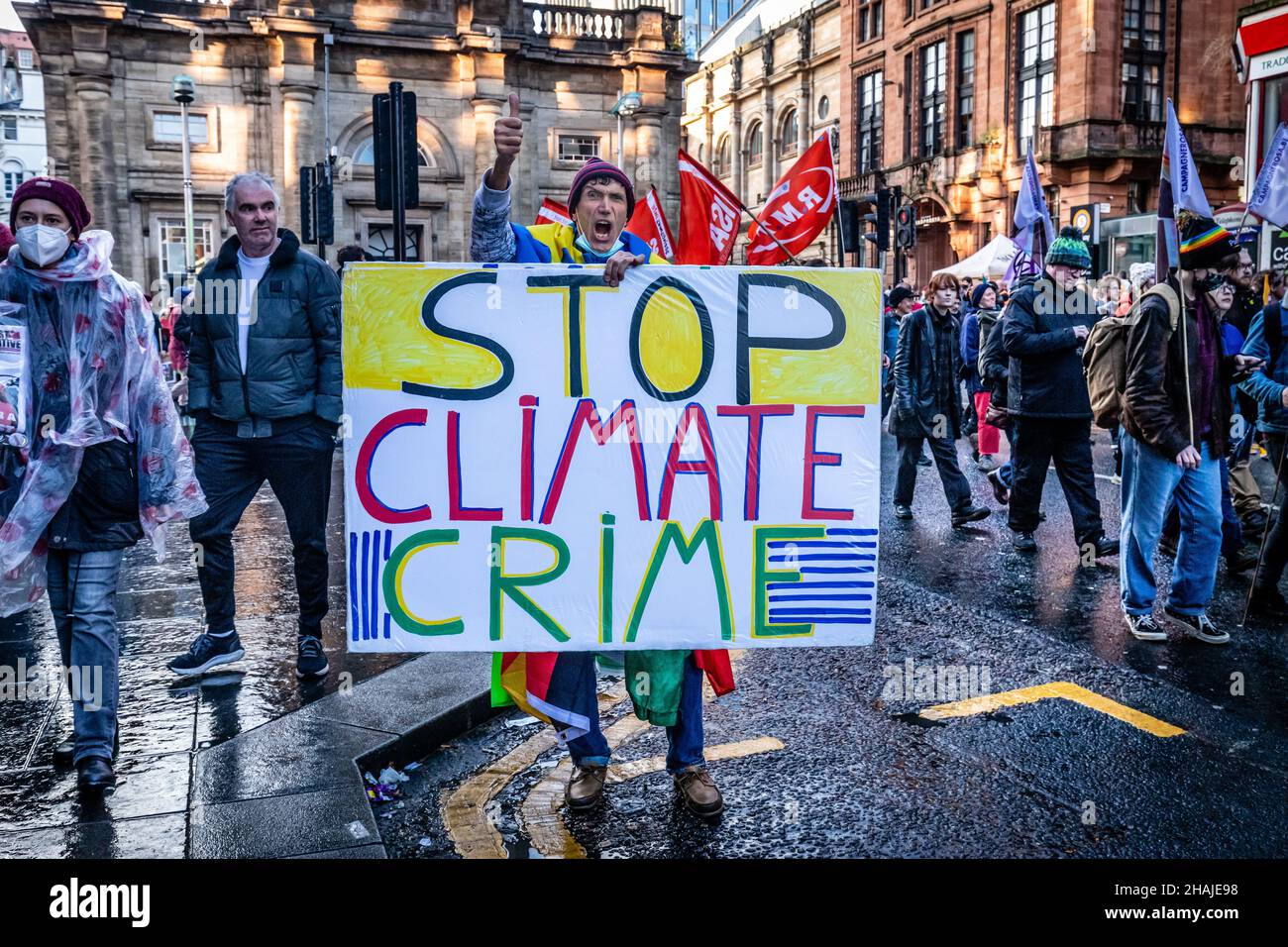 Giornata globale d'azione per la giustizia climatica COP26 Glasgow, Scozia, Regno Unito. Migliaia di gruppi di attivisti per il cambiamento climatico attraversano le strade umide del centro di Glasgow chiedendo giustizia climatica globale. Foto Stock