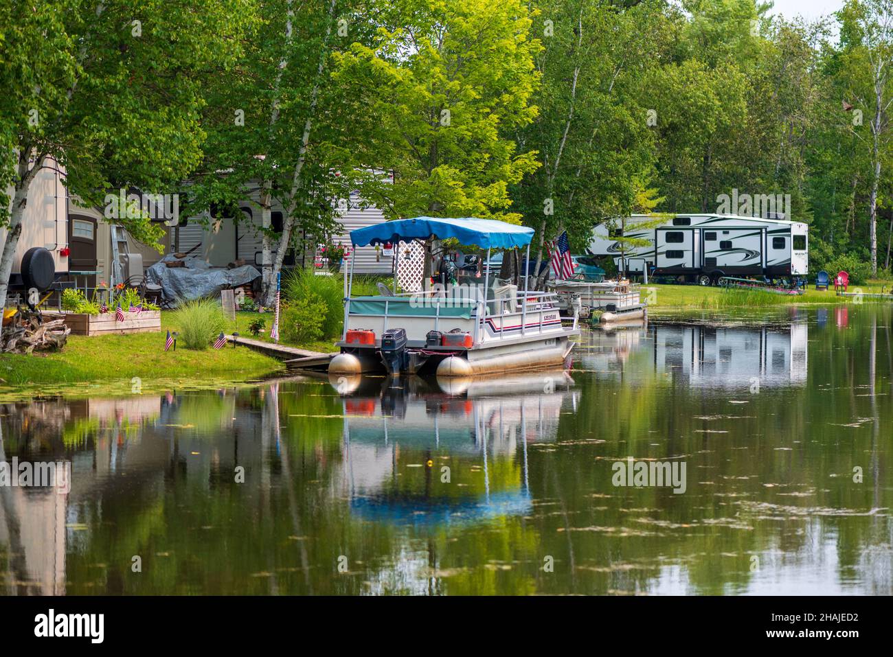 ALPENA, MI - LUGLIO 18th: Pontone ormeggiata in un canale con in un campeggio. Foto Stock