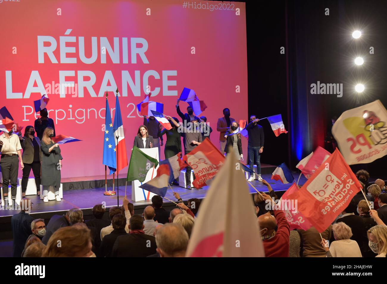 Ana María 'Anne' Hidalgo Aleu ha tenuto un discorso sul palco durante un incontro a Perpignan.Anne Hidalgo, la candidata presidenziale socialista francese, ha ripetuto la sua richiesta per i suoi rivali di sinistra di unirsi, dicendo che la sinistra rischiava di collassare in mezzo all'allarmante ascesa dell'estrema destra. Prendendo la scena, ha fatto appello ad altri candidati a sinistra per non dividere il voto: “svegliati, vedi il pericolo che ci sta affrontando”. Gli elettori francesi sentivano “disperati e angosciati” che la sinistra veniva annegata dal dibattito politico, ha detto. Foto Stock