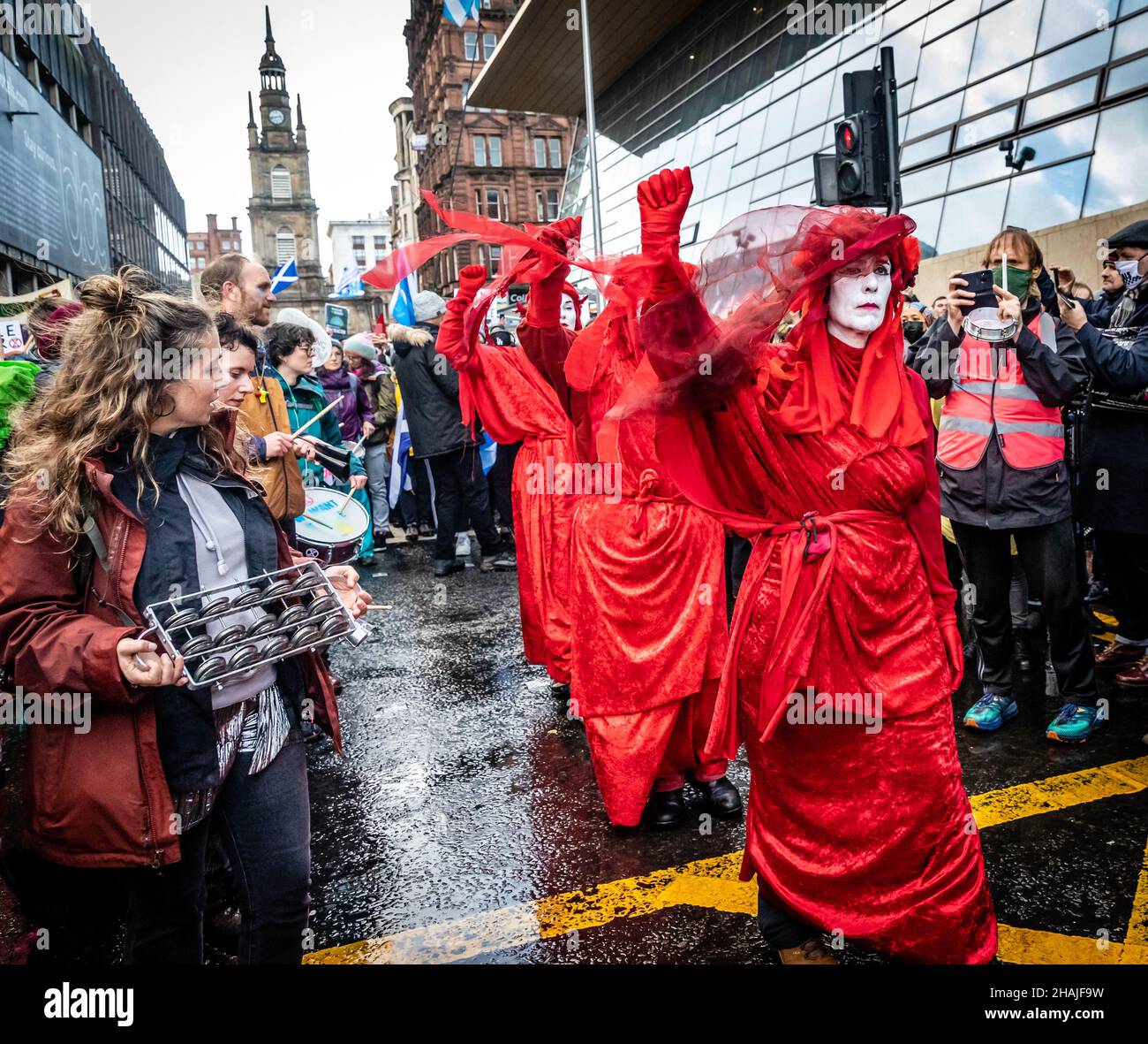 Giornata globale d'azione per la giustizia climatica COP26 Glasgow, Scozia, Regno Unito. Red Rebel Brigade Walk tra le 100.000 persone che hanno dimostrato il 6th novembre 2021 come parte dei colloqui sul cambiamento climatico a Glasgow Foto Stock