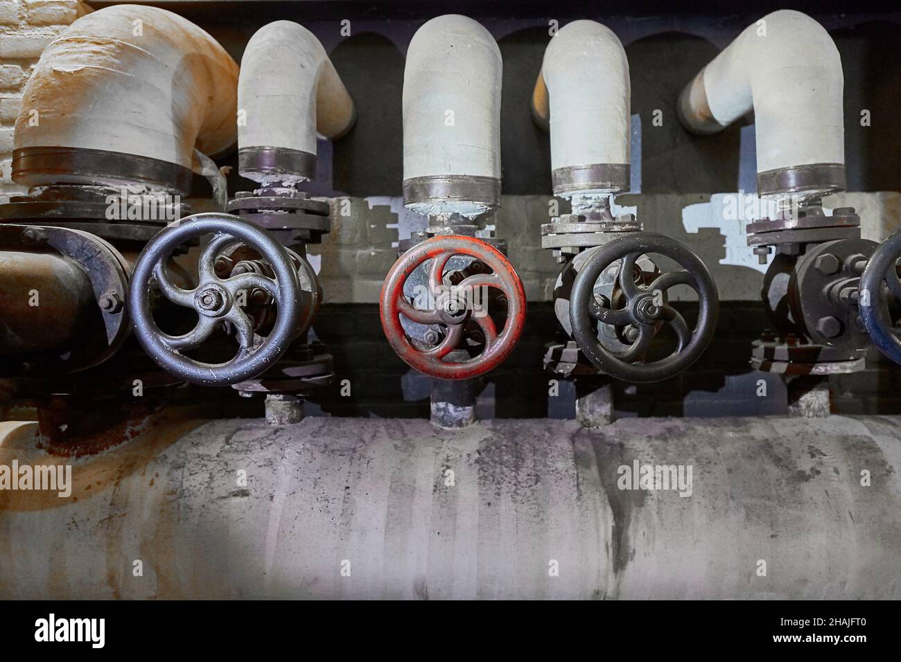 Valvola industriale in una vecchia fabbrica Foto Stock