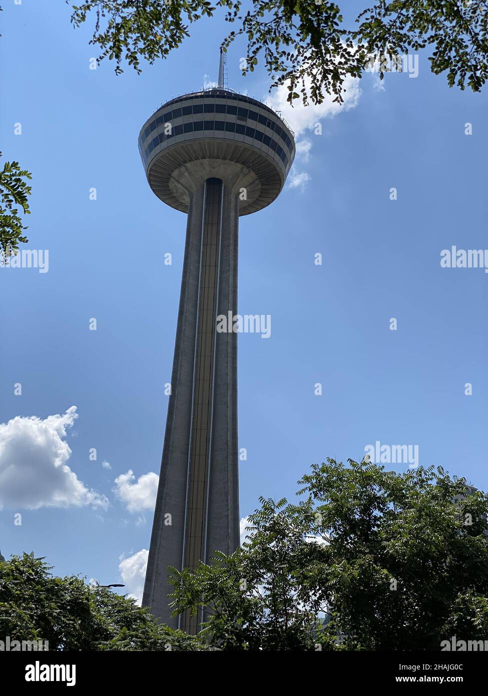 Colpo ad angolo basso della torre Skylon in Canada Foto Stock