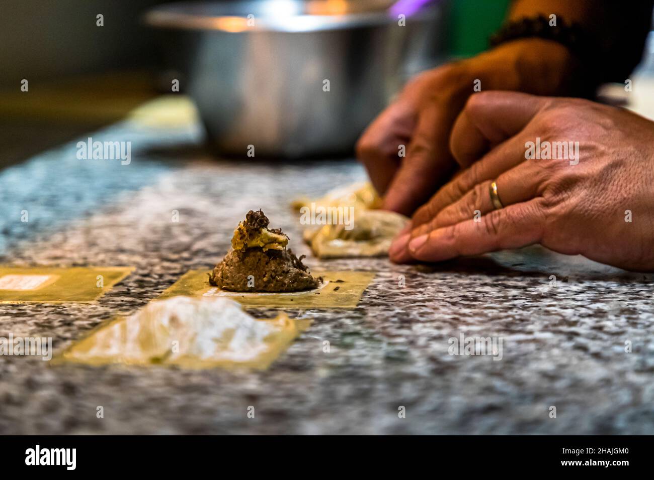 Alexandre Dimitch modella ravioli da fogli di pasta ripieni di fegato d'oca e tartufo nella cucina del ristorante Saint Marc ad Aups, nel dipartimento di Var, Francia. Foto Stock