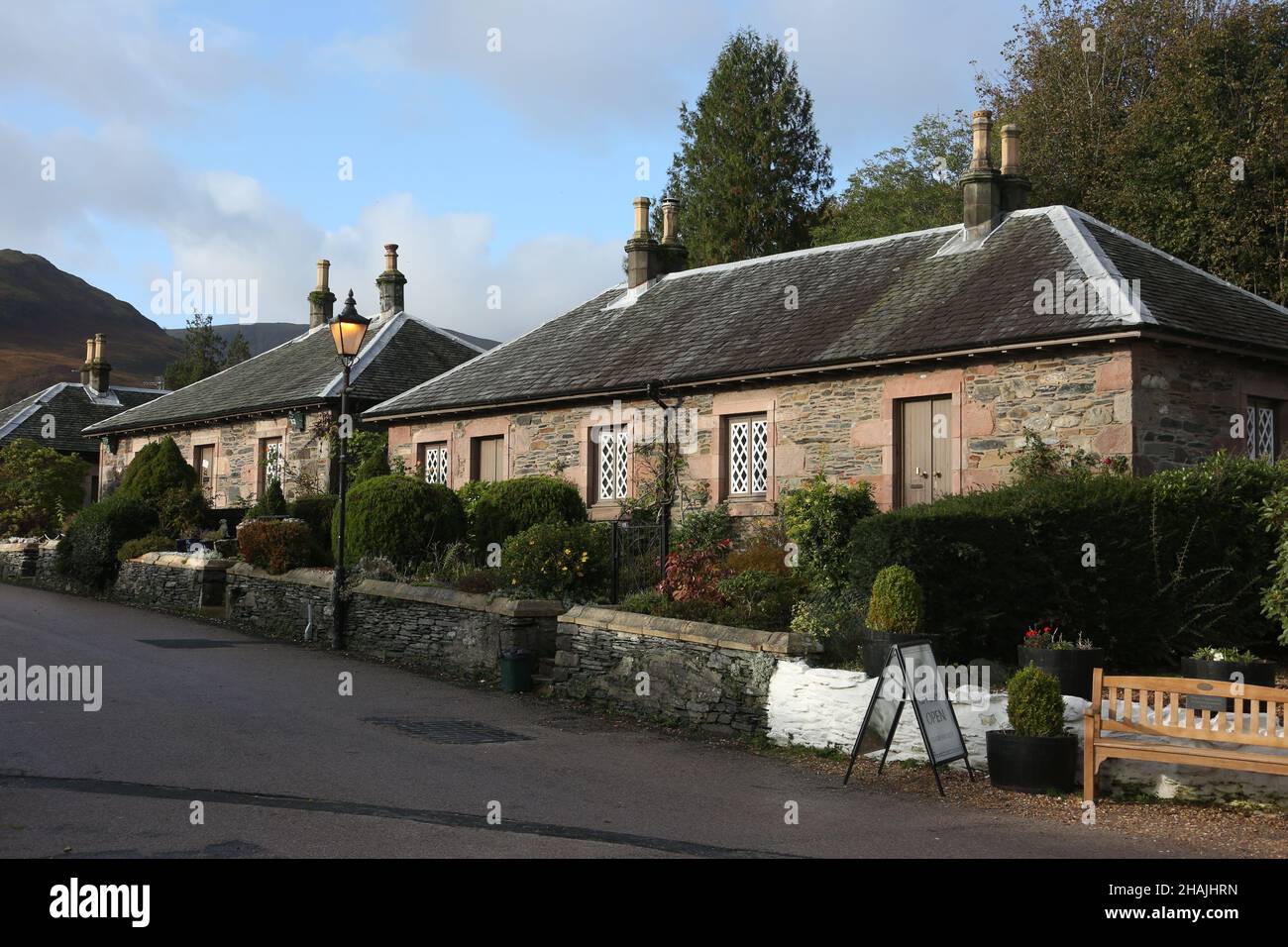 Luss (Lus, 'herb' in Gaelic) è un villaggio di Argyll & Bute, in Scozia, sulla riva occidentale del Loch Lomond. Foto Stock