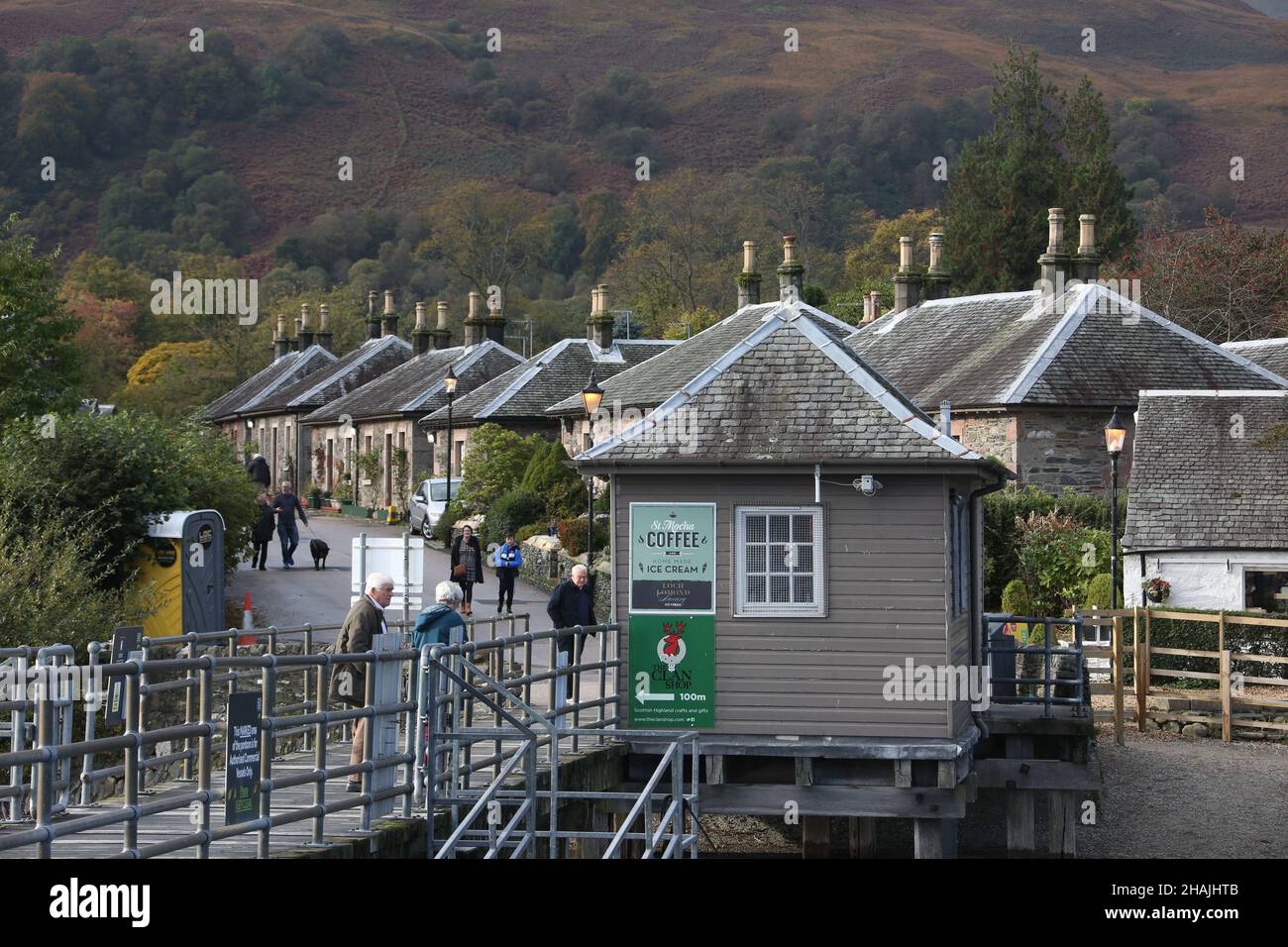 Luss (Lus, 'herb' in Gaelic) è un villaggio di Argyll & Bute, in Scozia, sulla riva occidentale del Loch Lomond. Foto Stock