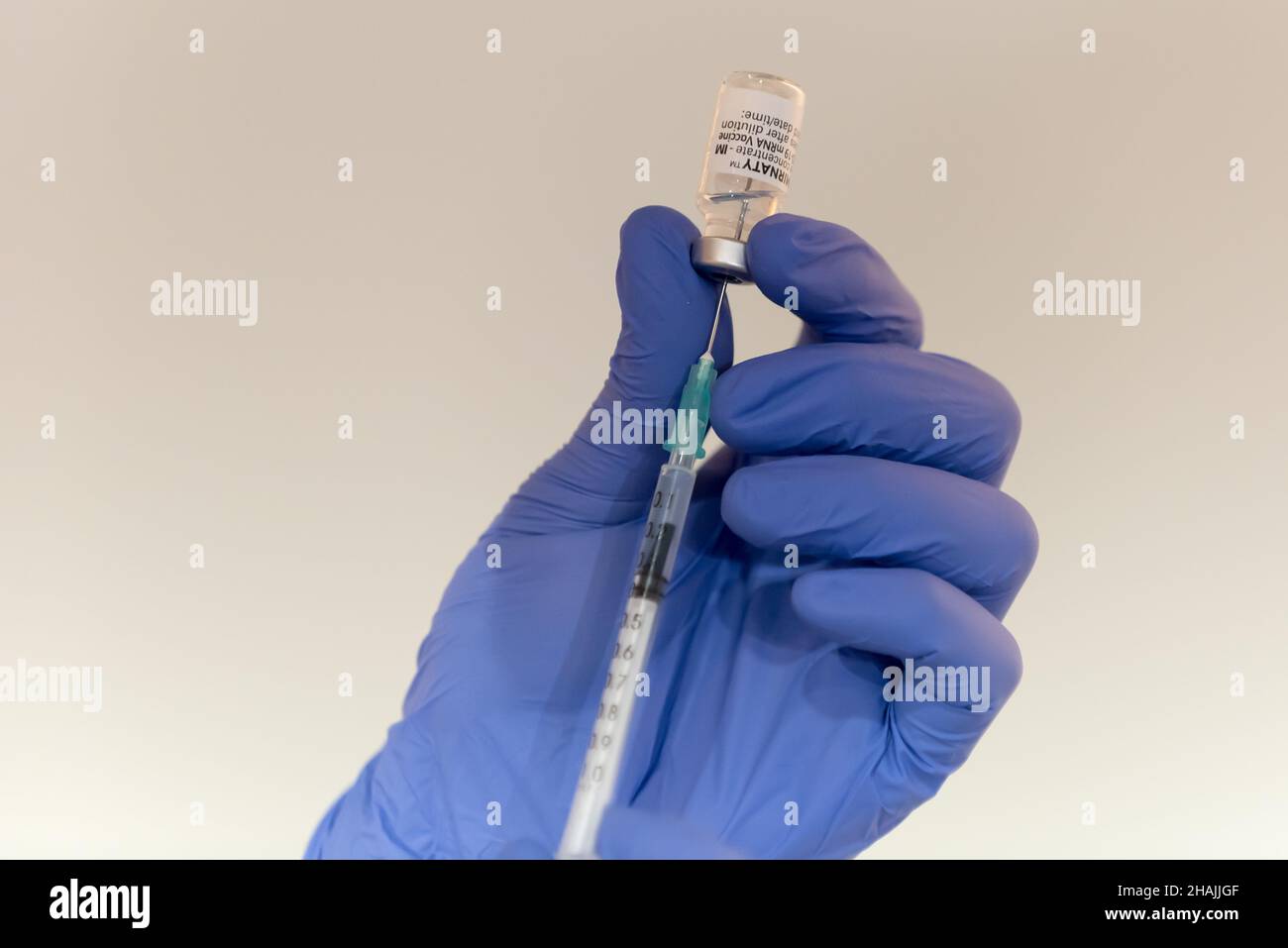 Praga, Repubblica Ceca. 13th Dic 2021. Un operatore sanitario riempie un'iniezione con Comirnaty covid-19 Vaccine.New centro di vaccinazione apre a Praga per accelerare la vaccinazione covid-19 nella Repubblica Ceca. (Foto di Tomas Tkacik/SOPA Images/Sipa USA) Credit: Sipa USA/Alamy Live News Foto Stock