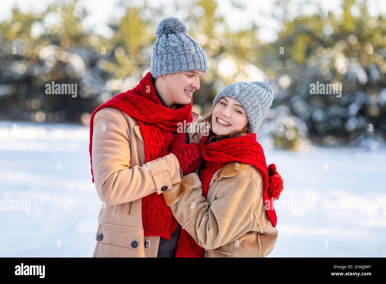 L'uomo e la donna che amano godersi il fine settimana nella foresta d'inverno Foto Stock