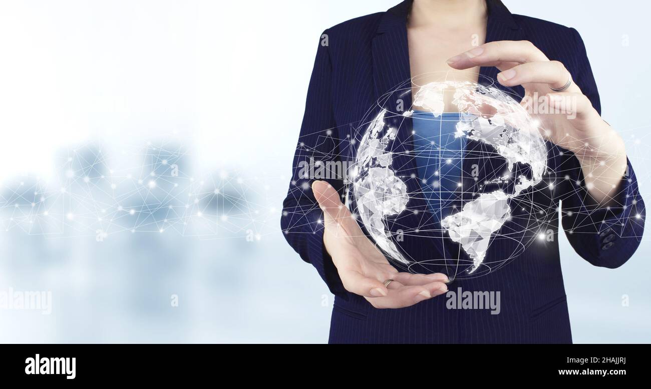 Rete globale. Concetto di business internazionale. Mondo olografico virtuale a due mani, terra, mappa, icona del globo con sfondo sfocato chiaro. GLOB Foto Stock