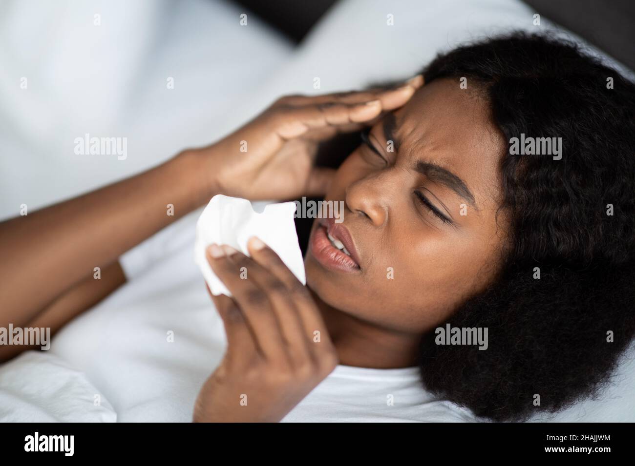 Primo piano di malata donna nera che si stenderà a letto Foto Stock