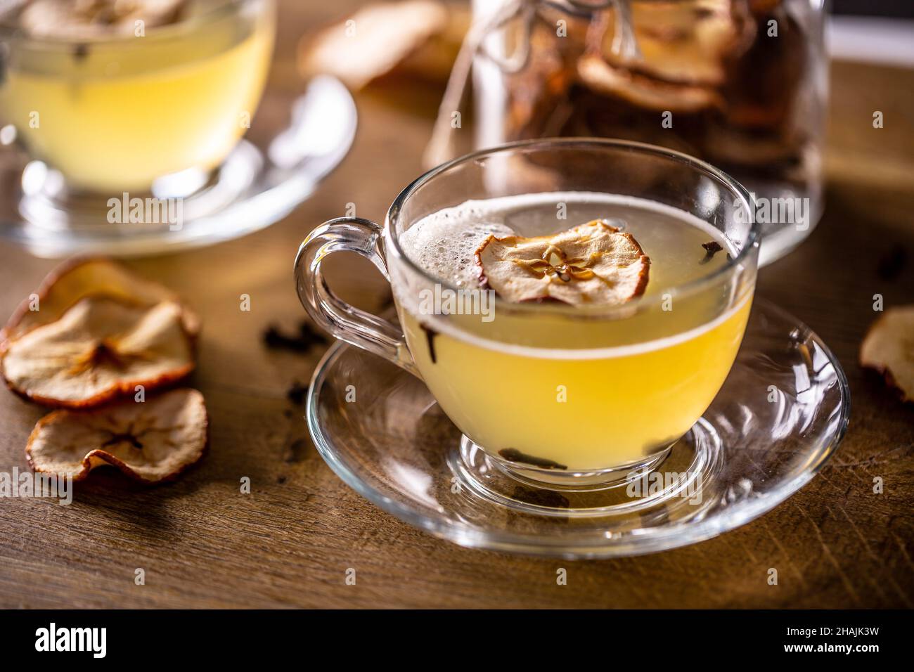 Whiskey drink Hot Apple Teddy con mele e chiodi di garofano secchi. Foto Stock
