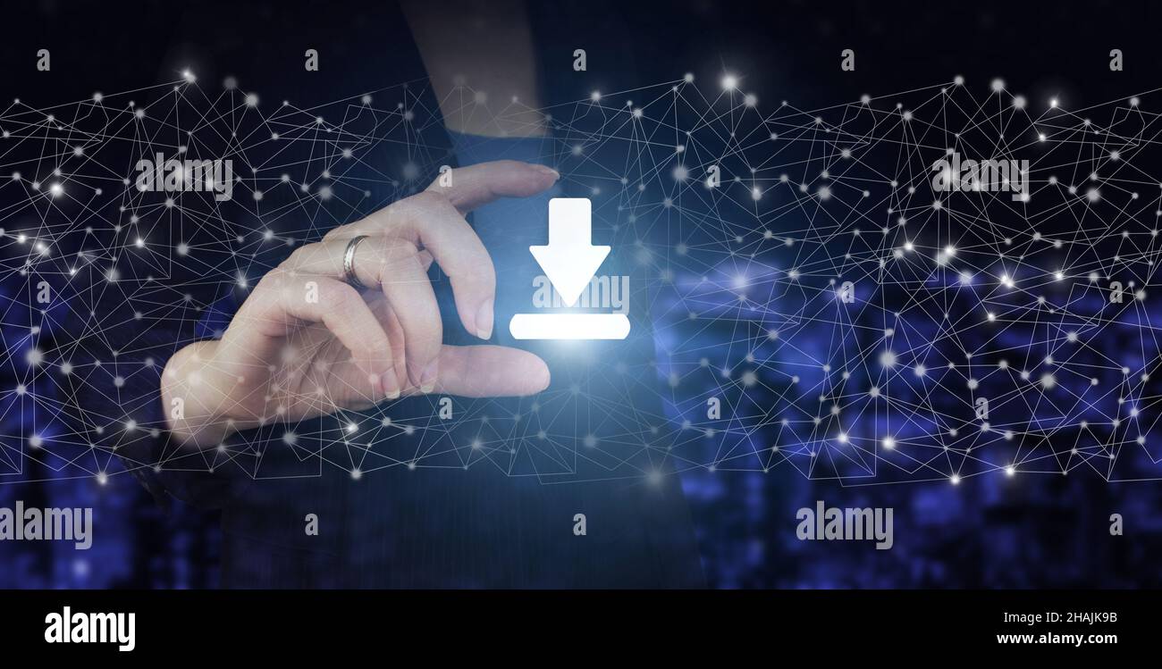 Scaricate il concetto di rete tecnologica aziendale per lo storage dei dati. Hold hold digitale ologramma download, data sign sulla città scuro sfondo sfocato Foto Stock