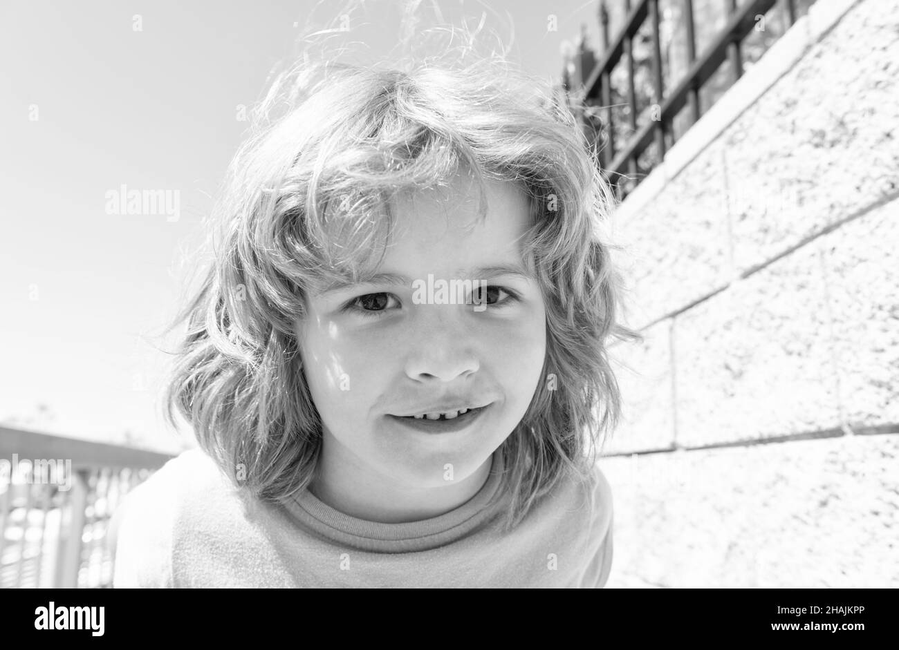 Ritratto di bambino felice sorridente estate all'aperto, volto Foto Stock
