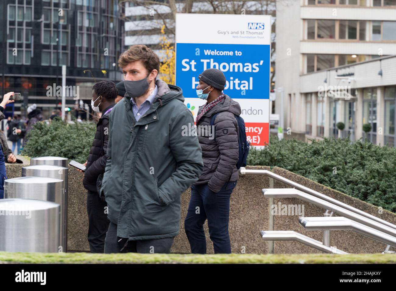 Londra UK 13 dicembre 2021. Le persone si sono unite a una coda di sei ore per ricevere la vaccinazione covid-19 come programma di booster del governo britannico e della NHS turbocharge contro l'onda di marea di Omicron. A tutti gli adulti in Inghilterra viene offerto un jab booster entro la fine dell'anno in mezzo al livello di allerta Covid è stato innalzato dal livello 3 al livello 4 la scorsa domenica. Credit: Xiu Bao/Alamy Live News Foto Stock