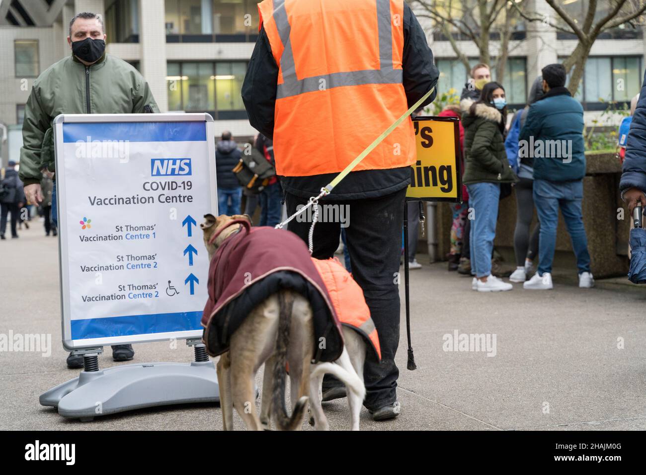 Londra UK 13 dicembre 2021. Le persone si sono unite a una coda di sei ore per ricevere la vaccinazione covid-19 come programma di booster del governo britannico e della NHS turbocharge contro l'onda di marea di Omicron. A tutti gli adulti in Inghilterra viene offerto un jab booster entro la fine dell'anno in mezzo al livello di allerta Covid è stato innalzato dal livello 3 al livello 4 la scorsa domenica. Credit: Xiu Bao/Alamy Live News Foto Stock