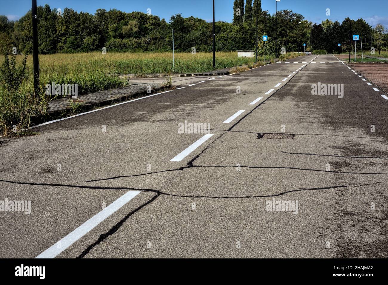 Strada senza uscita con lampione in una giornata limpida Foto Stock