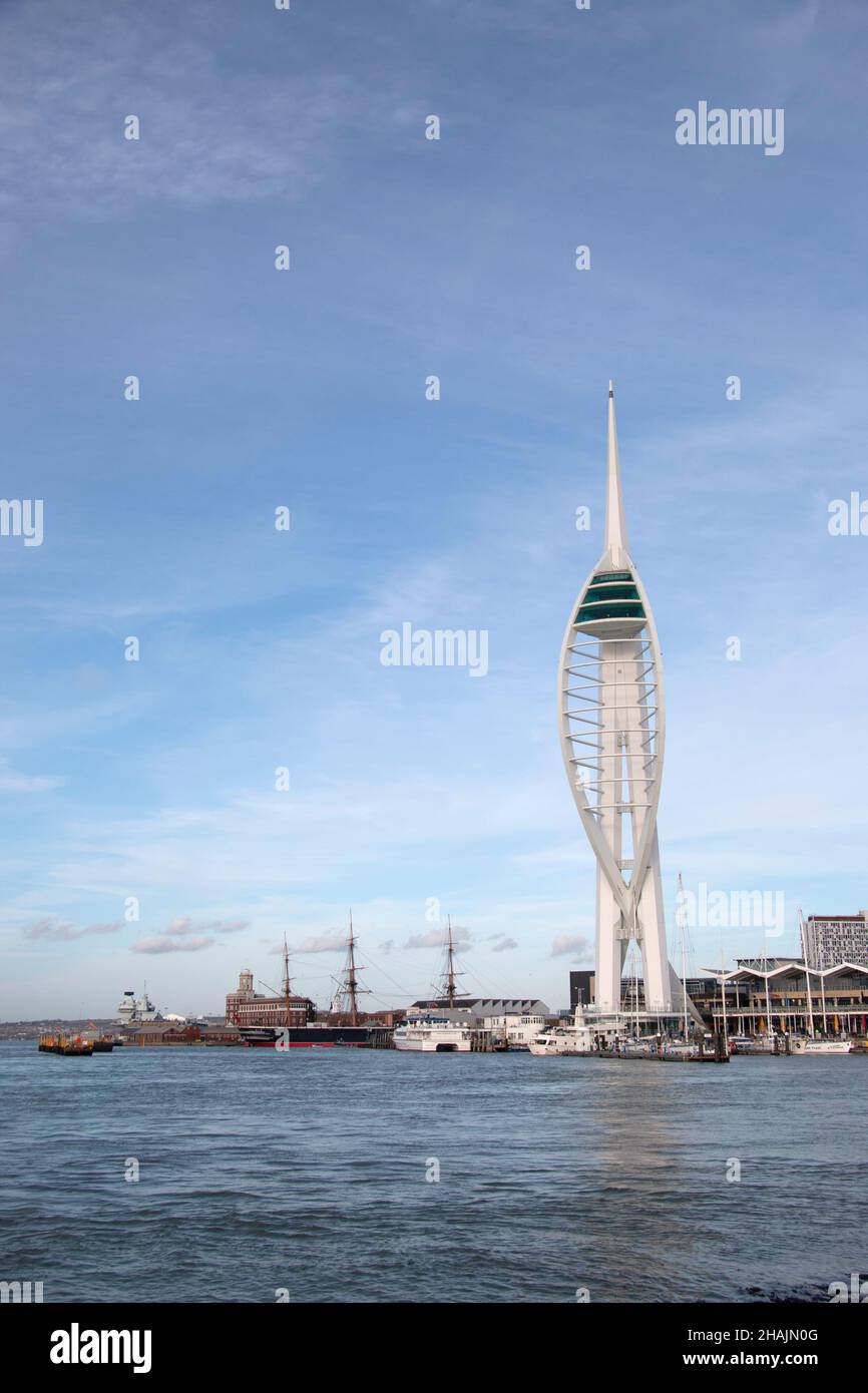 Porto di Portsmouth con Spinaker Tower Foto Stock