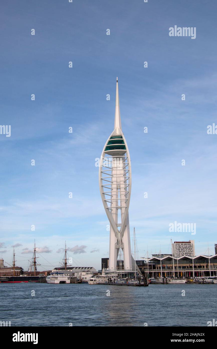 Porto di Portsmouth con Spinaker Tower Foto Stock