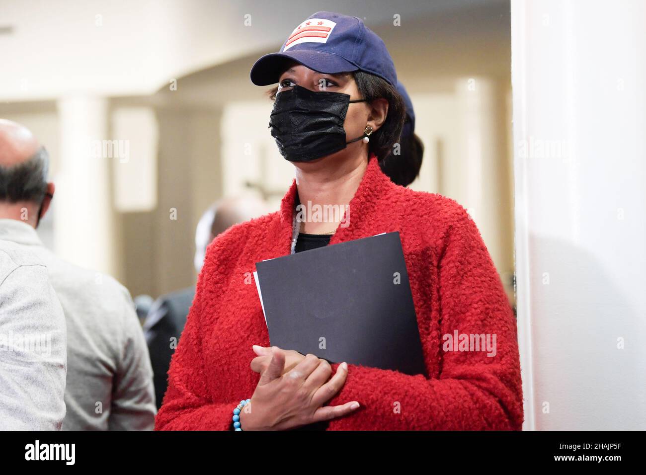 Washington, Stati Uniti. 13th Dic 2021. Il sindaco di DC, Muriel Bowser dà il via al programma di concessione di piccola impresa, oggi al deposito di Pop Up a Washington. Credit: SOPA Images Limited/Alamy Live News Foto Stock
