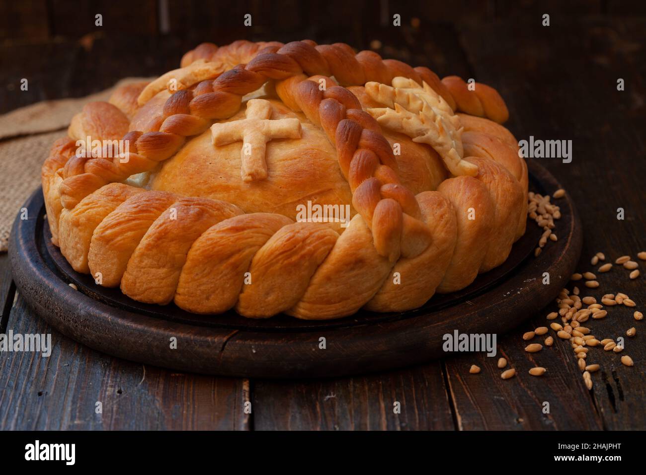 Torta di lava serba, primo piano. Slavski kolač. Pane decorativo per feste tradizionali. Foto Stock