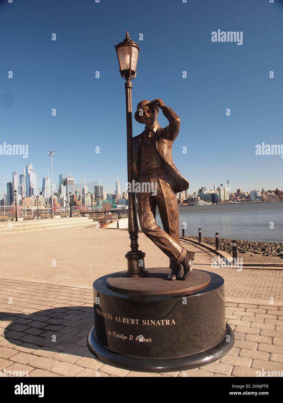 La nuova scultura di Frank Sinatra (12/12,2021) è stata recentemente inaugurata nel parco Sinatra di Hoboken, nel New Jersey. Mostra Sinatra appoggiato su un lampione . Foto Stock