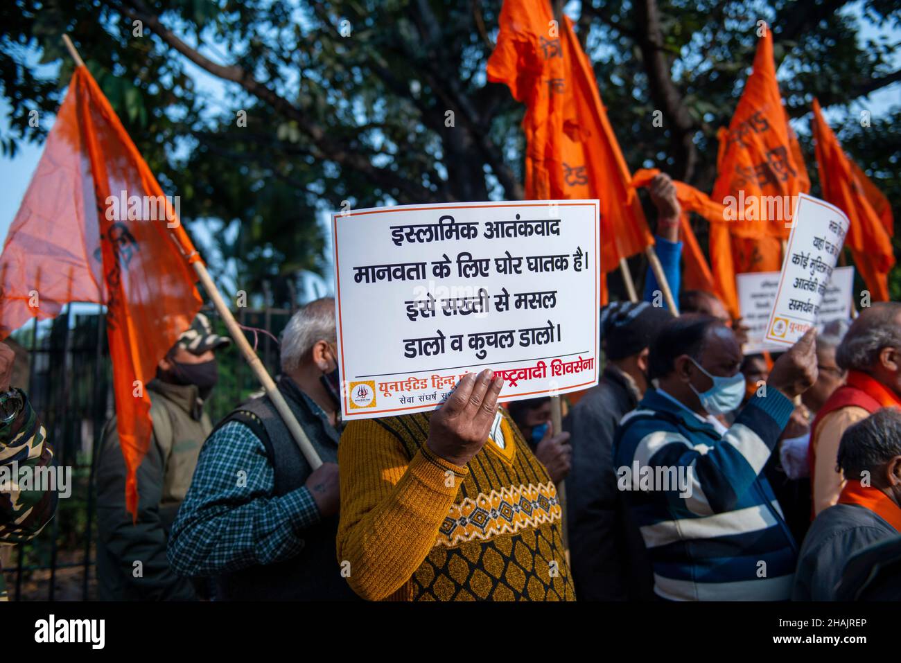 New Delhi, India. 13th Dic 2021. I membri del fronte indù unito (l'organizzazione dell'ala destra) tengono i cartelli durante una protesta contro l'attacco del Parlamento.il personale di sicurezza ha perso la vita nell'attacco del Parlamento del 2001. Credit: SOPA Images Limited/Alamy Live News Foto Stock