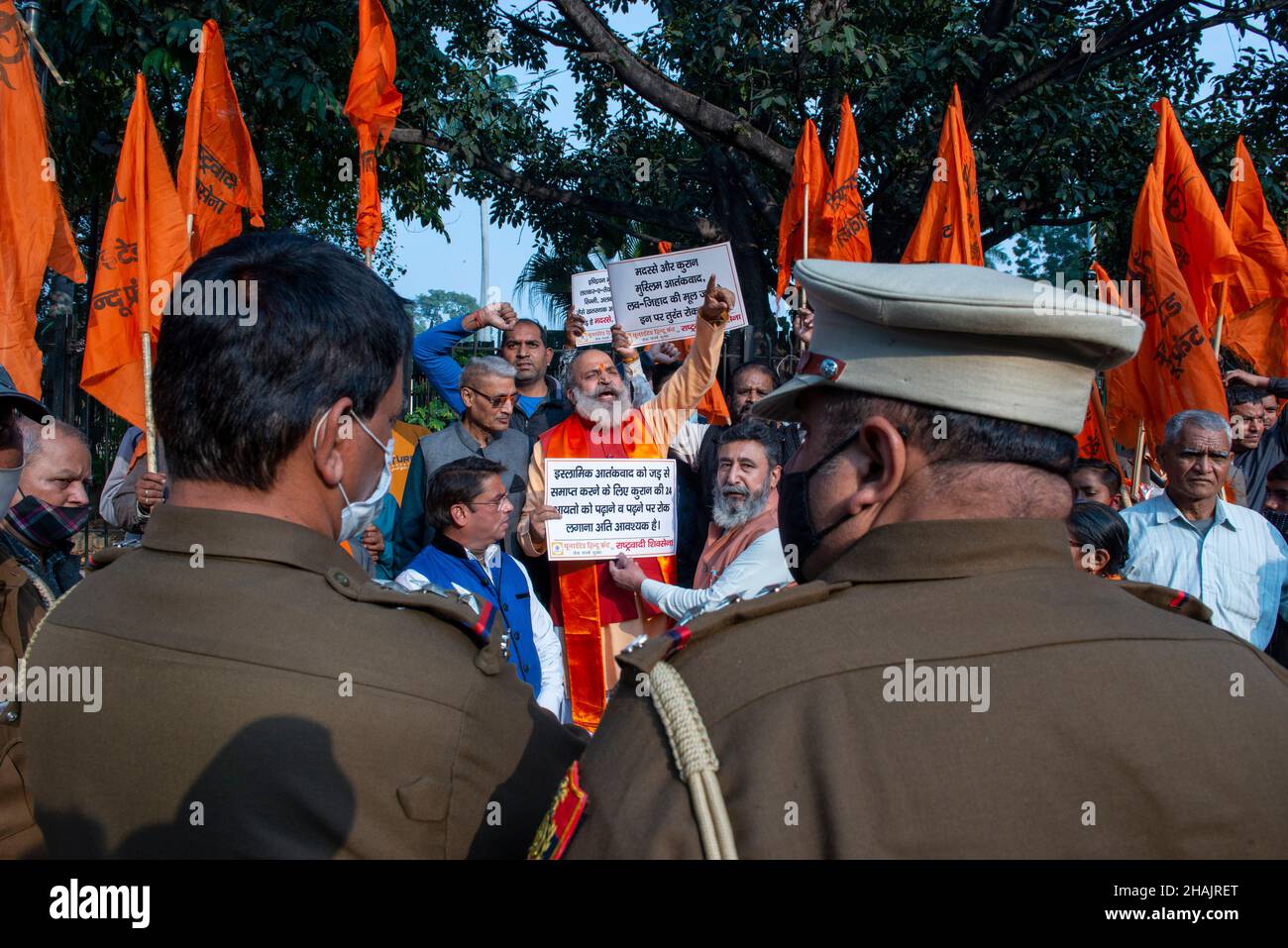 New Delhi, India. 13th Dic 2021. I membri del fronte indù unito (l'organizzazione dell'ala destra) tengono i cartelli davanti agli ufficiali di polizia durante una protesta contro l'attacco del Parlamento.il personale di sicurezza ha perso la vita nell'attacco del Parlamento del 2001. Credit: SOPA Images Limited/Alamy Live News Foto Stock