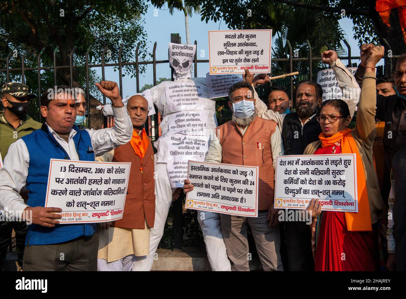 New Delhi, India. 13th Dic 2021. I membri del fronte indù unito (la destra Wing Organisation) detengono cartelli e un'effigie di terrorismo mentre gridano slogan durante una protesta contro l'attacco del Parlamento.il personale di sicurezza ha perso la vita nell'attacco del Parlamento del 2001. Credit: SOPA Images Limited/Alamy Live News Foto Stock