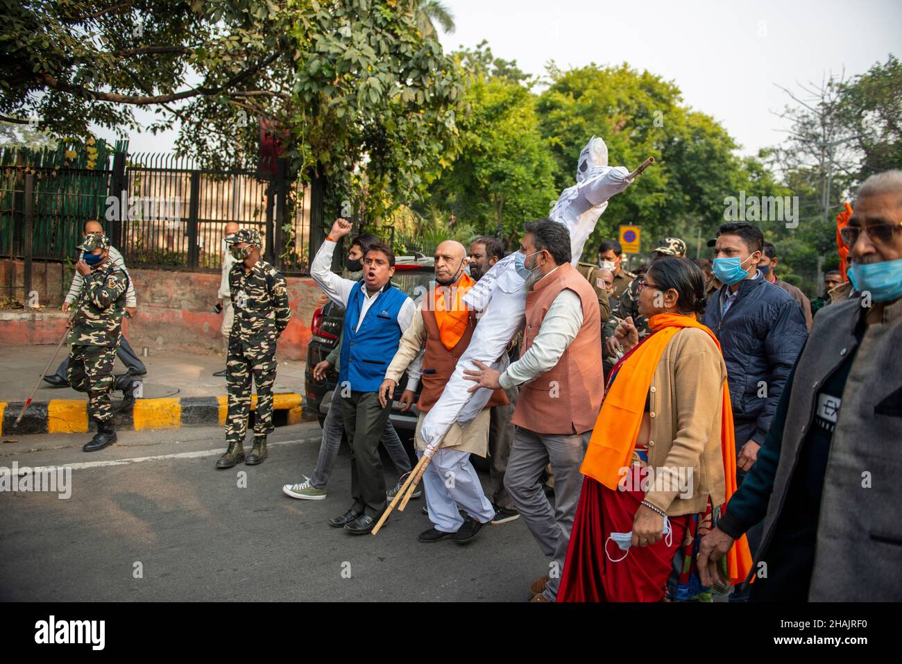 New Delhi, India. 13th Dic 2021. I membri del fronte indù unito (l'Organizzazione dell'ala destra) detengono un'effigie di terrorismo mentre gridano slogan durante una protesta contro l'attacco del Parlamento.il personale di sicurezza ha perso la vita nell'attacco del Parlamento del 2001. Credit: SOPA Images Limited/Alamy Live News Foto Stock