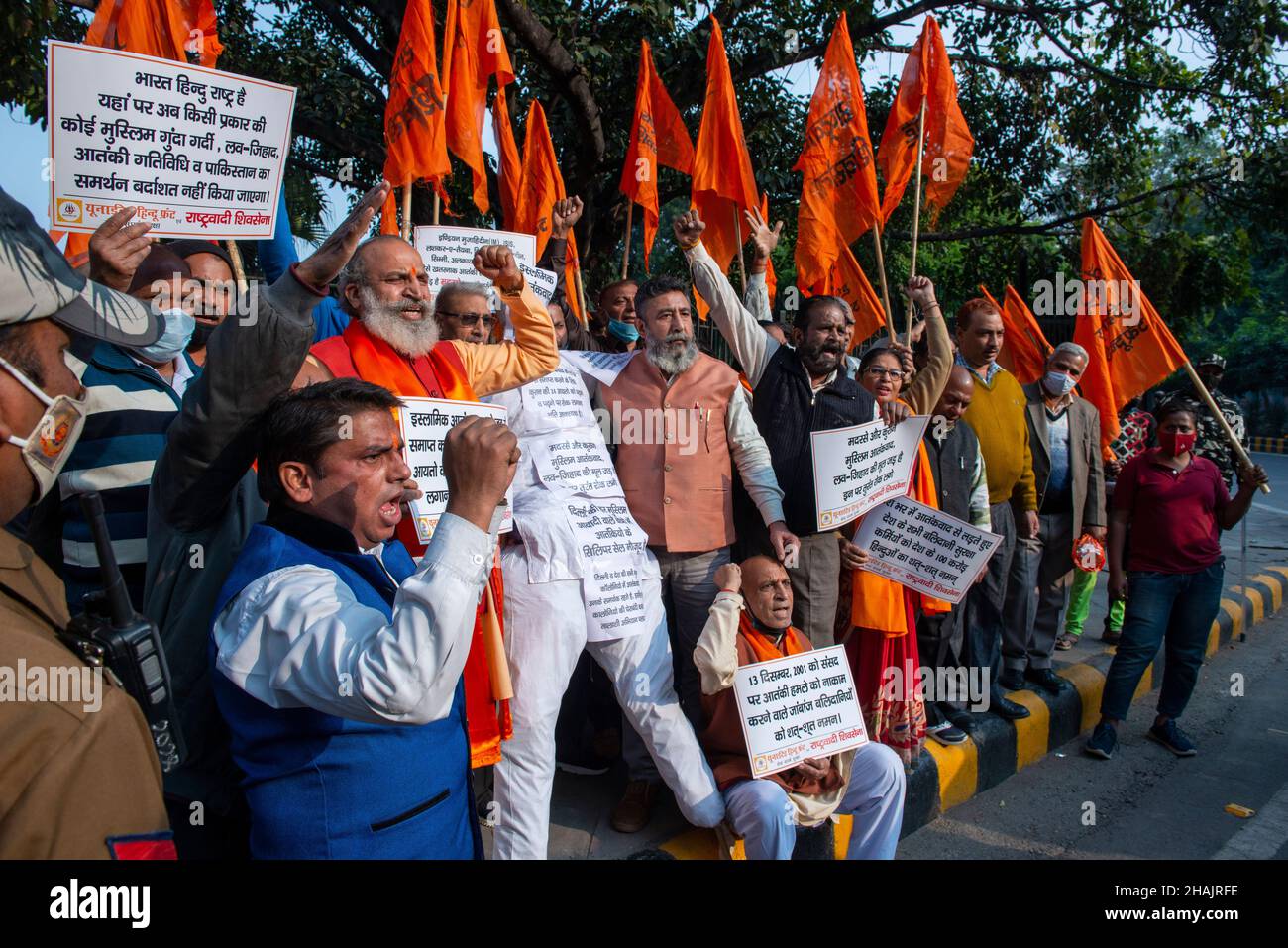 New Delhi, India. 13th Dic 2021. I membri del fronte indù unito (la destra Wing Organisation) detengono cartelli e un'effigie di terrorismo mentre gridano slogan durante una protesta contro l'attacco del Parlamento.il personale di sicurezza ha perso la vita nell'attacco del Parlamento del 2001. Credit: SOPA Images Limited/Alamy Live News Foto Stock